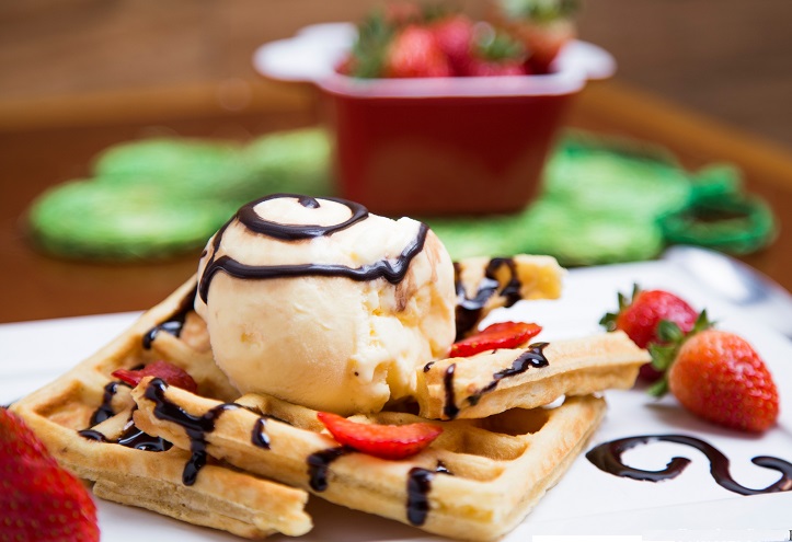 Suqueria_Waffle com morango, sorvete e calda de chocolate Cred