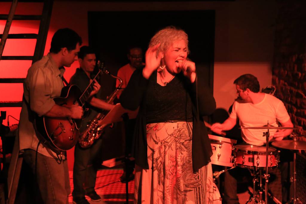 Teto Solar oferece jukebox e jazz de graça