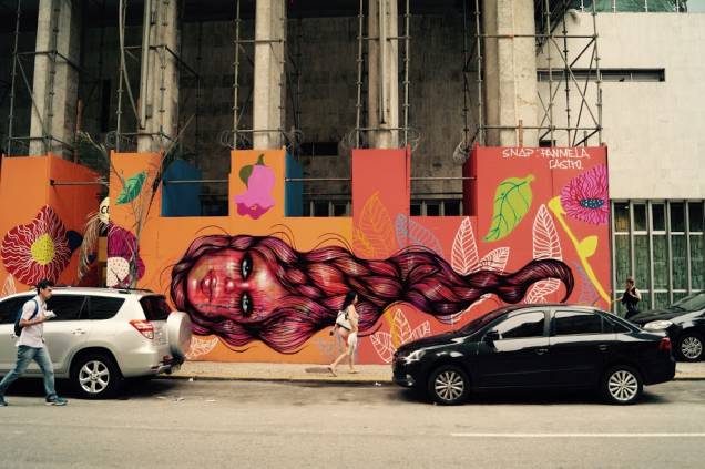 Mural de Panmela Castro ocupa uma área de 300 metros quadrados na fachada da Caixa Cultural Mural de Panmela Castro ocupa uma área de 300 metros quadrados na fachada da Caixa Cultural