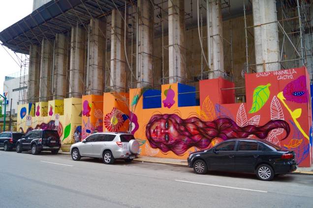 Mural de Panmela Castro ocupa uma área de 300 metros quadrados na fachada da Caixa Cultural Mural de Panmela Castro ocupa uma área de 300 metros quadrados na fachada da Caixa Cultural