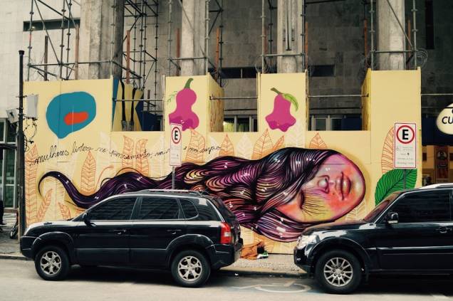 Mural de Panmela Castro ocupa uma área de 300 metros quadrados na fachada da Caixa Cultural