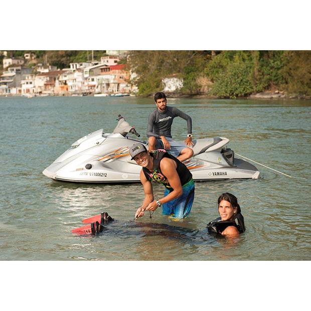J&aacute; na &aacute;gua, o instrutor amarra as botas e passa as primeiras li&ccedil;&otilde;es para os iniciantes no flyboard<br>