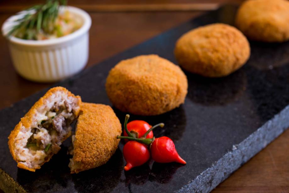 Bolinho de arroz da terra com carne de sol: criação do Aconchego Carioca