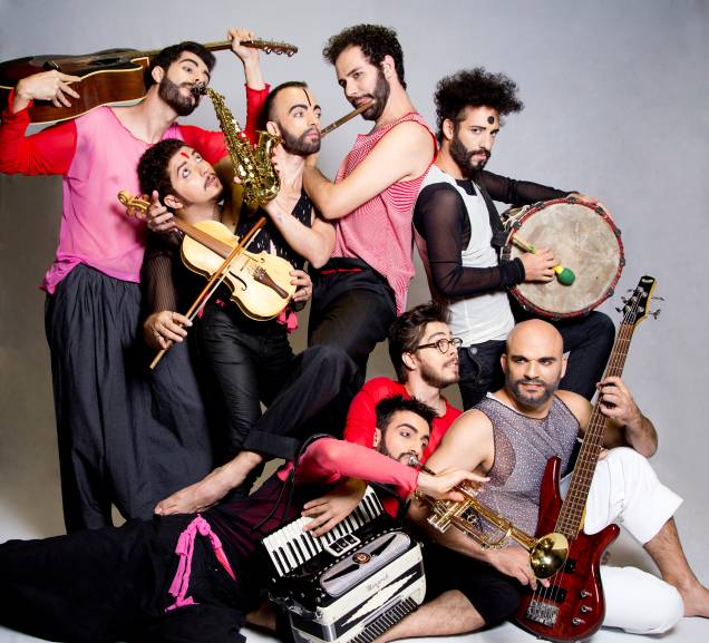 O elenco de Auê: musical da companhia Barca dos Corações Partidos