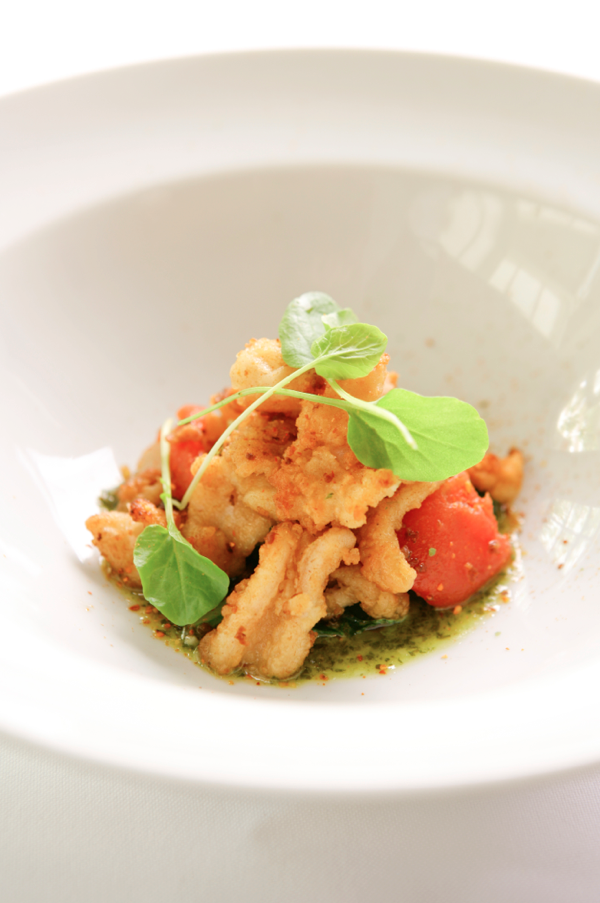 Lula crocante com tomate confit, manteiga de ervas, couve chinesa e bacon Lula crocante com tomate confit, manteiga de ervas, couve chinesa e bacon