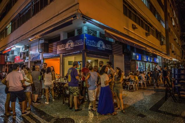 Pavão azul: Pataniscas de bacalhau, chope e café bem em frente à 12 DP, em Copacabana