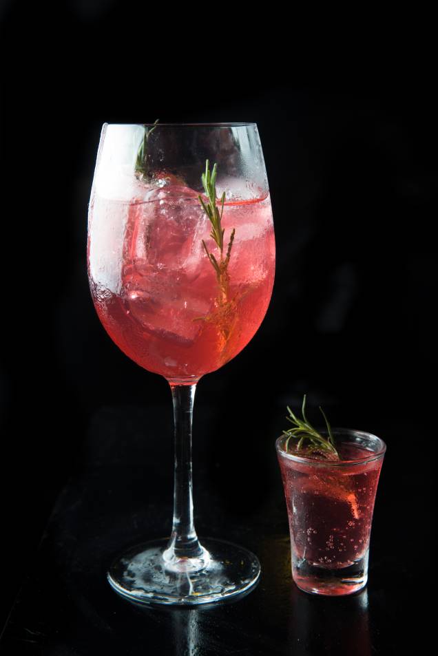 Ruby gin tonic: versão do clássico com infusão de frutas vermelhas, servido em taça, jarra ou chupito