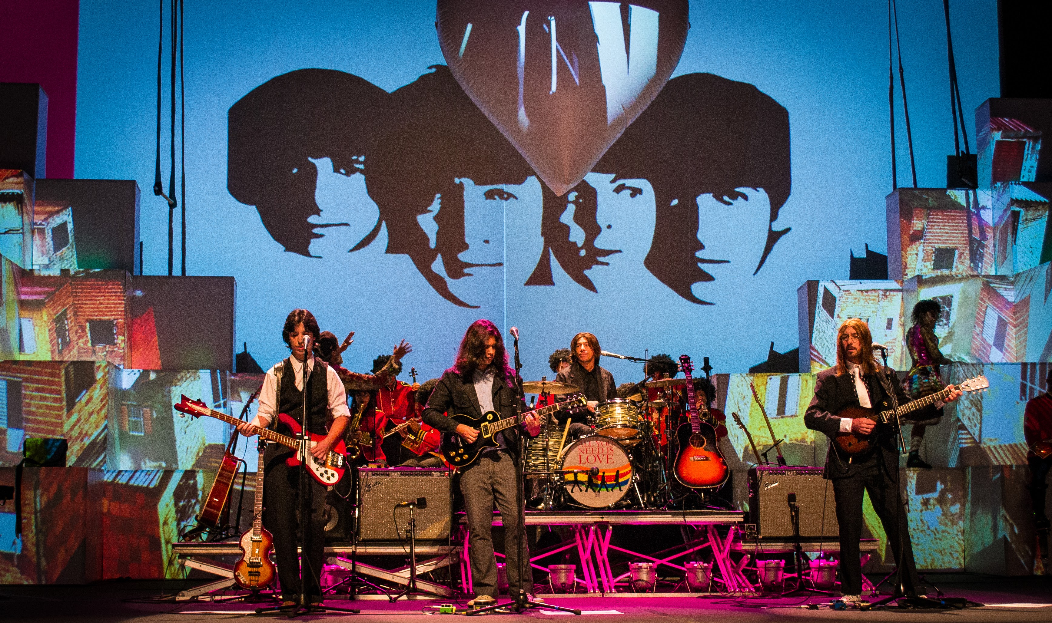 beatles-na-favela-bianca-tatamiya-3.jpeg