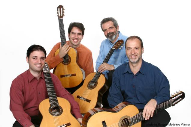 Tadeu do Amaral (violão de seis cordas), Gustavo Costa (violão de seis cordas), Everton Gloeden (violão de oito cordas) e Luiz Mantovani (violão de oito cordas)