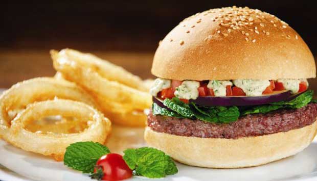 (R$ 20,50) O nome é esse, mas o recheio nada tem a ver com o bichinho das praias. A carne é um hambúrguer de cordeiro, muito bem acompanhada por pasta de grão-de-bico, rodelas de berinjela grelhada, tomate picado e hortelã. Das arábias!
