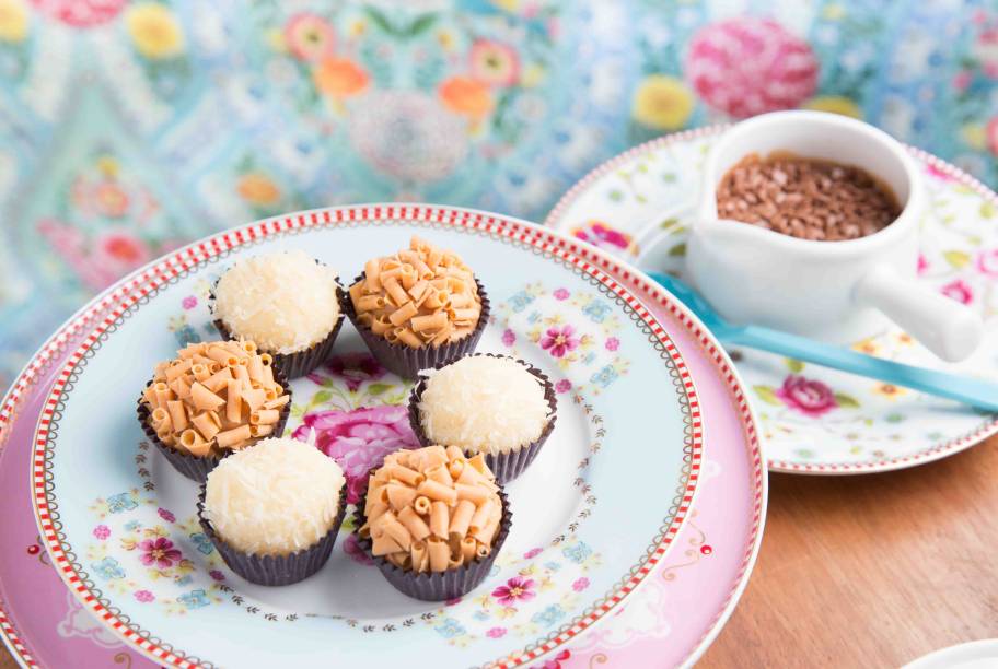 Brigadeiros de doce de leite com flor de sal e de grana padano, além da panelinha de chocolate belga: tentações