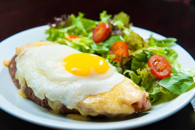 Tartine madame: queijo gruyère, presunto e ovo sobre fatia de pão