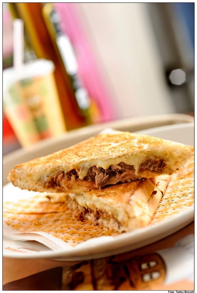 Versão de carne de panela, tomate marinado e mussarela Versão de carne de panela, tomate marinado e mussarela