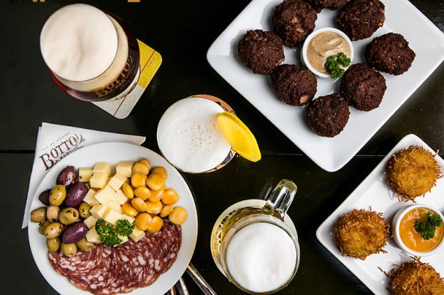 Mix de boteco, frikadellen e croquete de queijo acompanham as canecas e tulipas Mix de boteco, frikadellen e croquete de queijo acompanham as canecas e tulipas