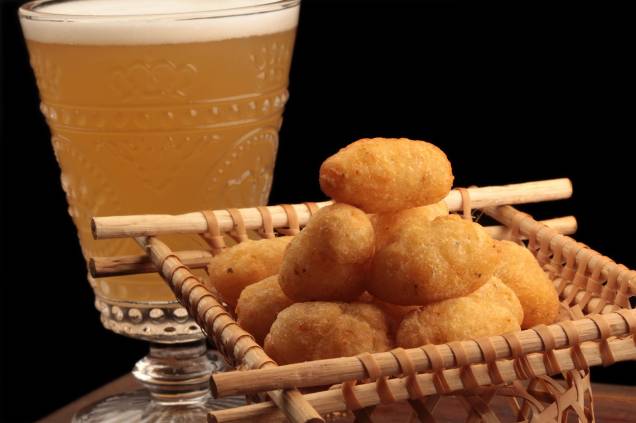 Cápsulas de aipim com queijo: petisco do Comedoria Cápsulas de aipim com queijo: petisco do Comedoria