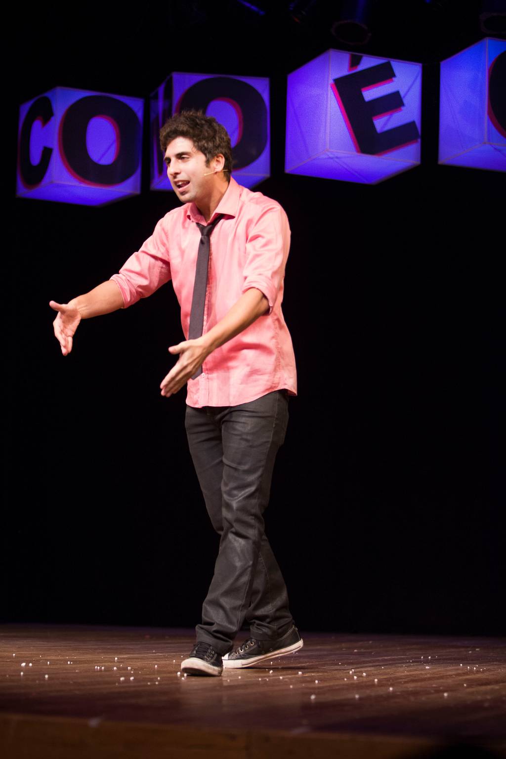 Peça mistura stand-up e ilusionismo