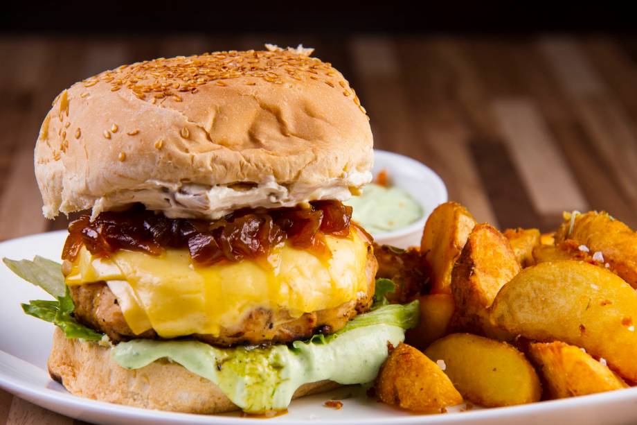 Classic: 160 gramas de carne, molho aïoli, cheddar e cebola caramelada