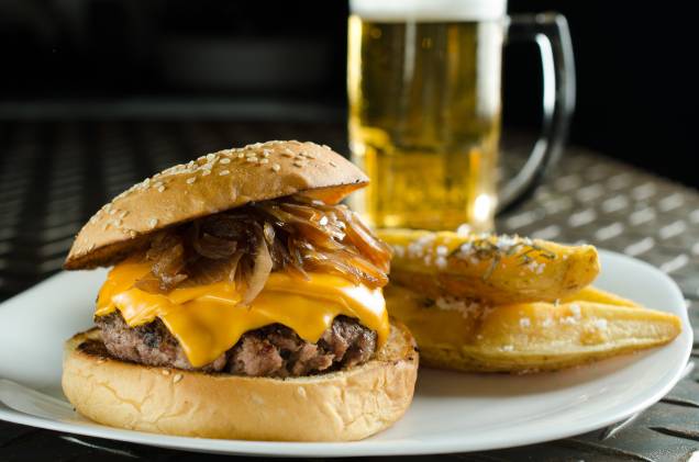 Burger e fritas rústicas: novo pub em Botafogo