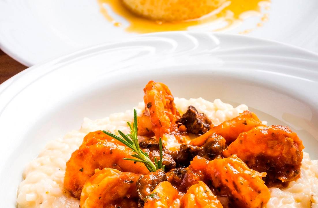 enotria-camarao-provencal-com-molho-de-tomate-funghi-ervas-e-risoto.jpeg