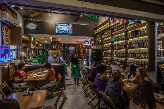 Sanduíches artesanais, como o de costela (R$ 28,00), cerveja e chope de marca própria: trunfos da casa Sanduíches artesanais, como o de costela (R$ 28,00), cerveja e chope de marca própria: trunfos da casa