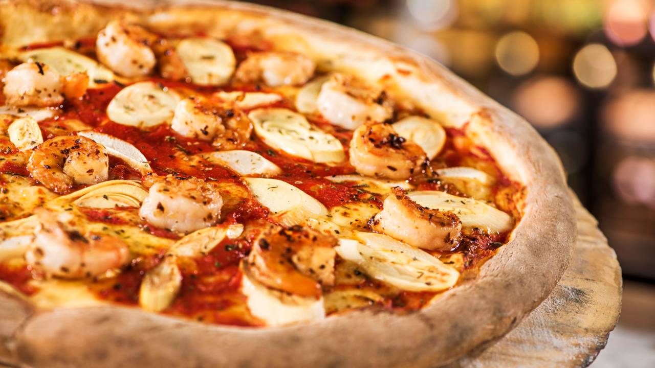 fiammetta_pupunha-al-formaggio-pizza-mozarela-molho-de-tomate-palmito-pupunha-e-laminas-de-abobrinha-refogada-finalizada-com-queijo-serra-da-canastra-media-r-66-90-grande-r-73-90_paprica-fotografia_media-1.jpeg