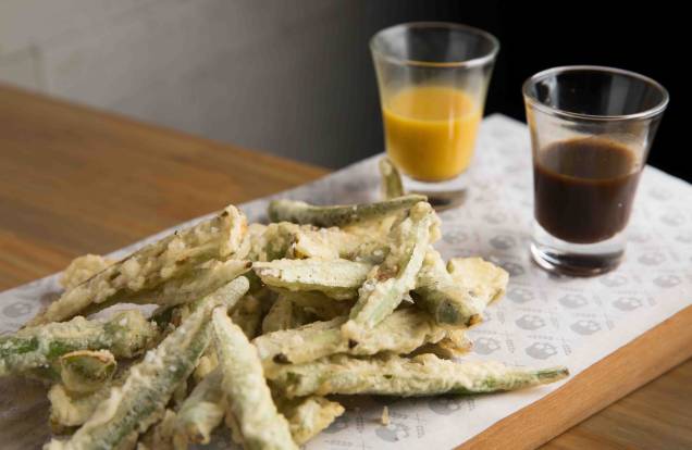 Dedinhos de bruxa: quiabo em massa de tempura