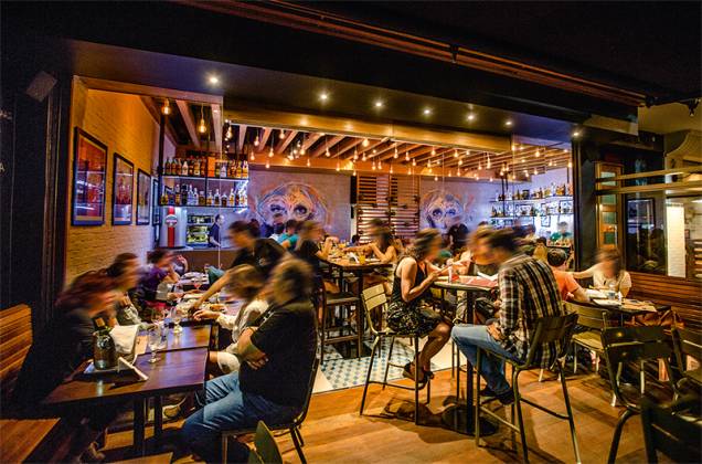 O salão do La Calaca, com mesa coletiva e um lindo grafite: mexicano com conceito diferente. O salão do La Calaca, com mesa coletiva e um lindo grafite: mexicano com conceito diferente.