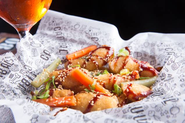 korean fried chicken (R$ 29,00), filés de sobrecoxa de frango empanados em tempurá de vodca ao molho oriental: boa dica do menu