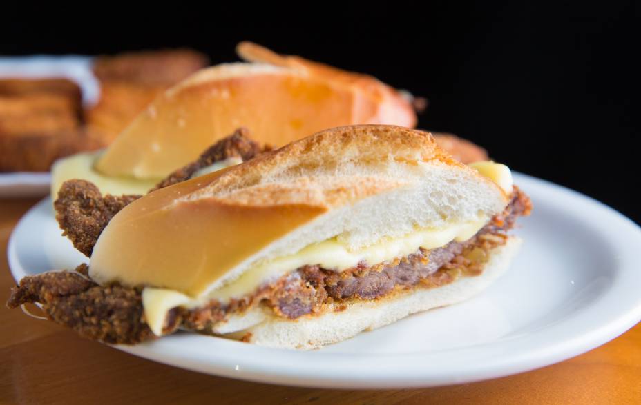 Sanduba de milanesa com queijo: destaque do Bar Madrid