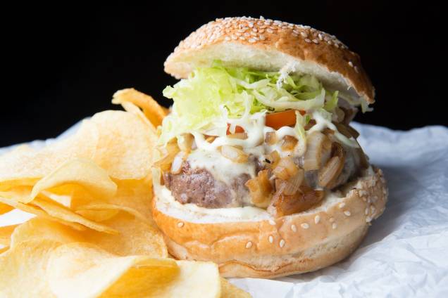 El burger (R$ 24,00): alcatra, fraldinha e gordura suína, mussarela, salada e molho