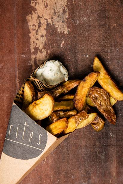 Combo saboroso: batata com casca frita em óleo de amendoim e molho à escolha Combo saboroso: batata com casca frita em óleo de amendoim e molho à escolha