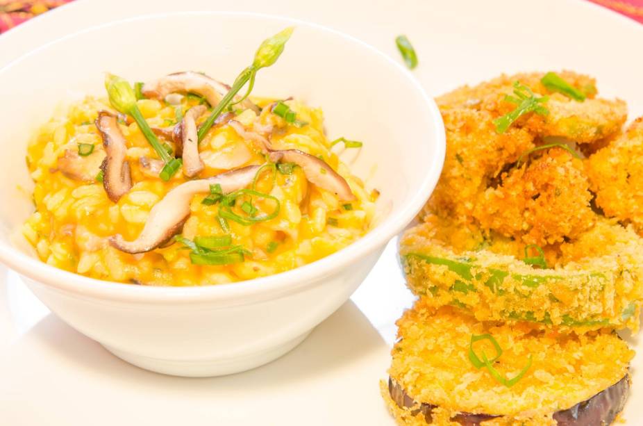 Risoto de abóbora com shiitake, nirá e alho-poró acompanhado de pakoras crocantes (com panko)