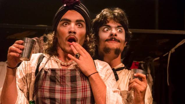 Hamlet ou Morte! brinca com Shakespeare: comédia do jovem grupo Os Trágicos parte de texto curto do inglês Tom Stoppard