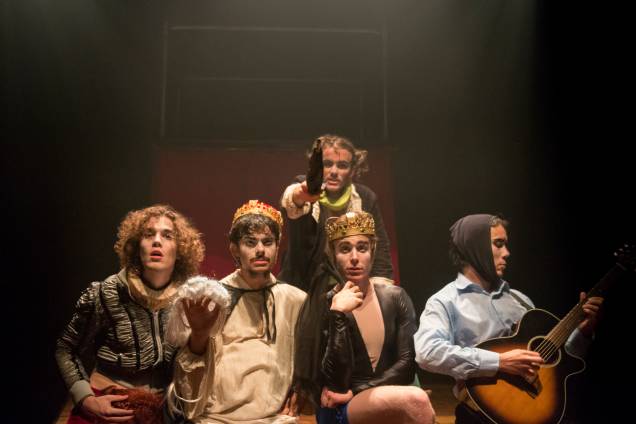 Hamlet ou Morte! brinca com Shakespeare: comédia do jovem grupo Os Trágicos parte de texto curto do inglês Tom Stoppard
