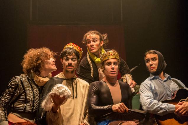 Hamlet ou Morte! brinca com Shakespeare: comédia do jovem grupo Os Trágicos parte de texto curto do inglês Tom Stoppard Hamlet ou Morte! brinca com Shakespeare: comédia do jovem grupo Os Trágicos parte de texto curto do inglês Tom Stoppard