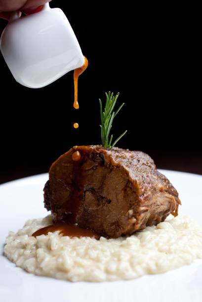 Paleta de cordeiro uruguaio ao vinho tinto: no Hollandaise
