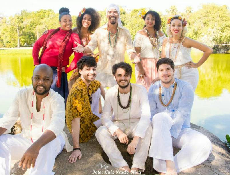 Elenco canta 28 canções de Clara Nunes
