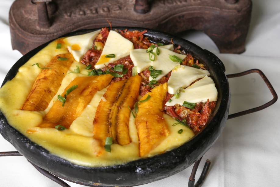 Carne seca, purê de batata-baroa, banana frita e queijo de coalho