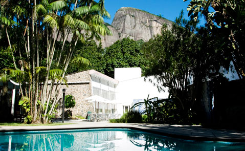 Piscina e parte da mansão na Gávea em que fica o Instituto Moreira Salles. Há muitas árvores na imagem