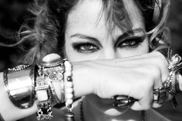 Karina Buhr lança novo álbum em dobradinha com o cantor Karina Buhr lança novo álbum em dobradinha com o cantor