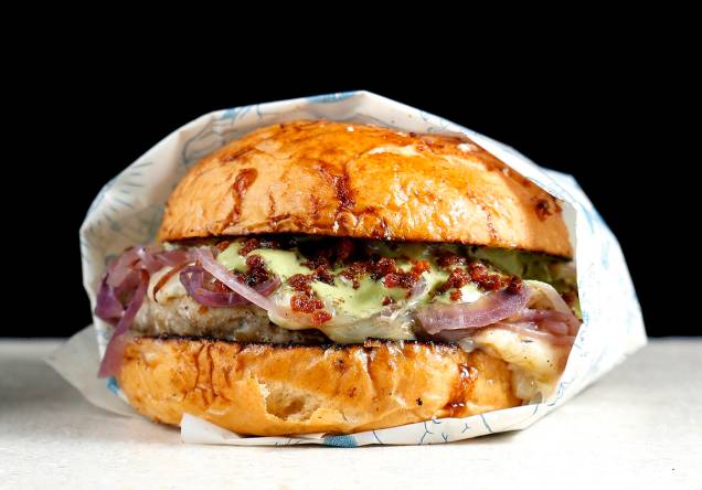 Larica pork: hambúruger suíno, linguiça crocante, cebola-roxa, queijo e maionese de ervas no pão de barbecue