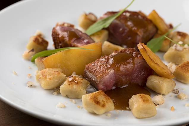 Magret de pato ao molho de figo com nhoque de batata-doce e farofa de castanhas Magret de pato ao molho de figo com nhoque de batata-doce e farofa de castanhas