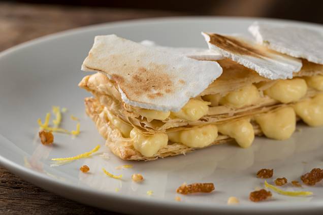 O mil-folhas de limão-siciliano tem casquinha de suspiro e escolta de praliné de amêndoas O mil-folhas de limão-siciliano tem casquinha de suspiro e escolta de praliné de amêndoas