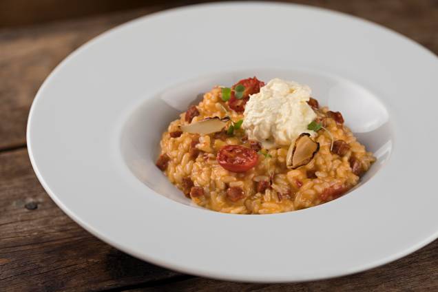 Risoto de tomate assado com linguica artesanal defumada e stracciatella Risoto de tomate assado com linguica artesanal defumada e stracciatella