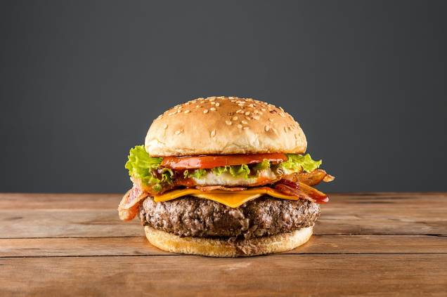 Mad max: carne bovina, cheddar, bacon, ovo, alface, tomate e geleia caseira de pimenta‑vermelha. Mad max: carne bovina, cheddar, bacon, ovo, alface, tomate e geleia caseira de pimenta‑vermelha.