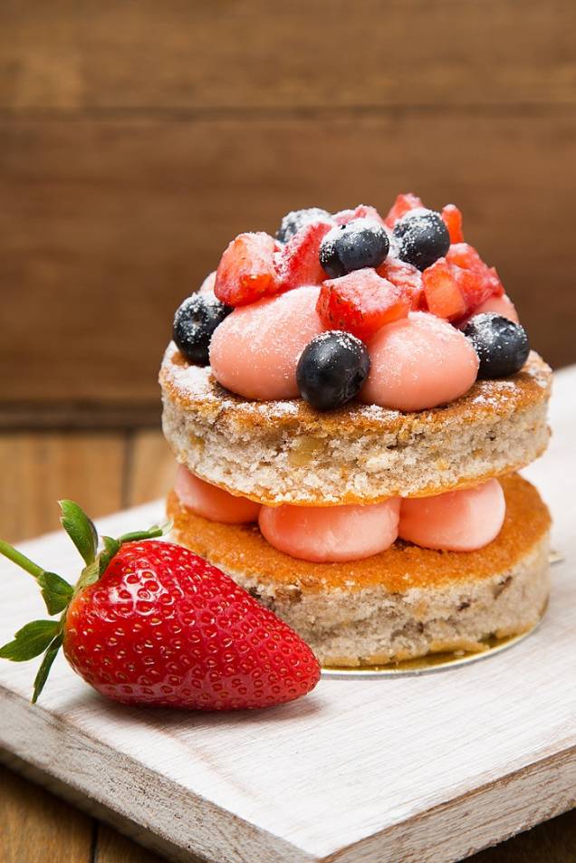 Naked cake de frutas vermelhas: tamanho individual Naked cake de frutas vermelhas: tamanho individual