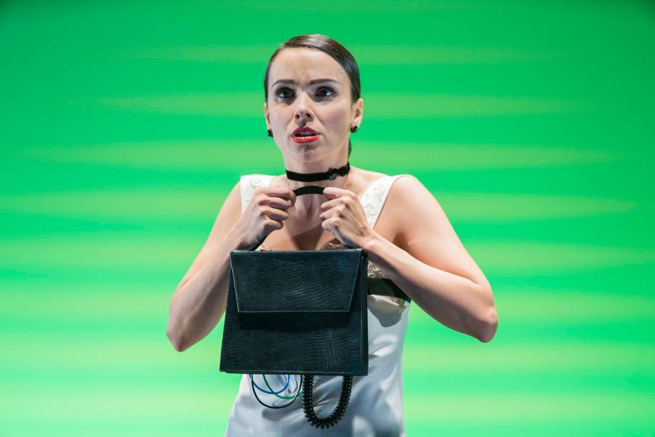 Mantenha Fora do Alcance do Bebê: drama de tintas surrealistas com Débora Falabella