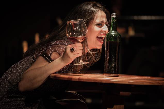 Adressa Koetz em cena de Embriagadas Adressa Koetz em cena de Embriagadas