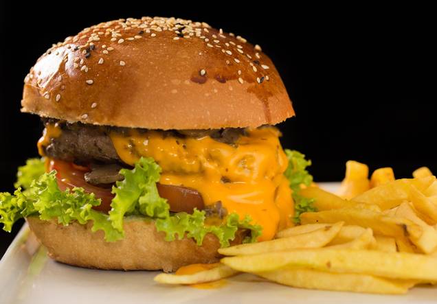 Bardot burger, de fraldinha com cheddar, cogumelo refogado, alface e tomate