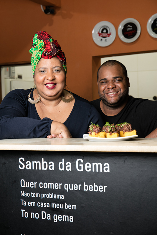 Luiza de Souza e Leandro Amaral na cozinha que dá samba